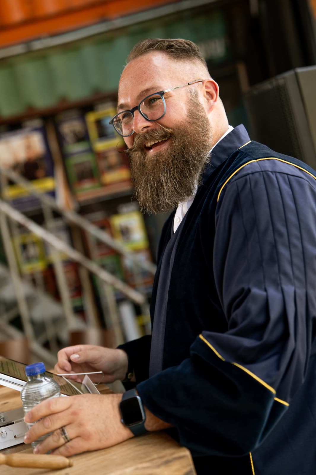 Portret van Jorg op een industriële trouwlocatie