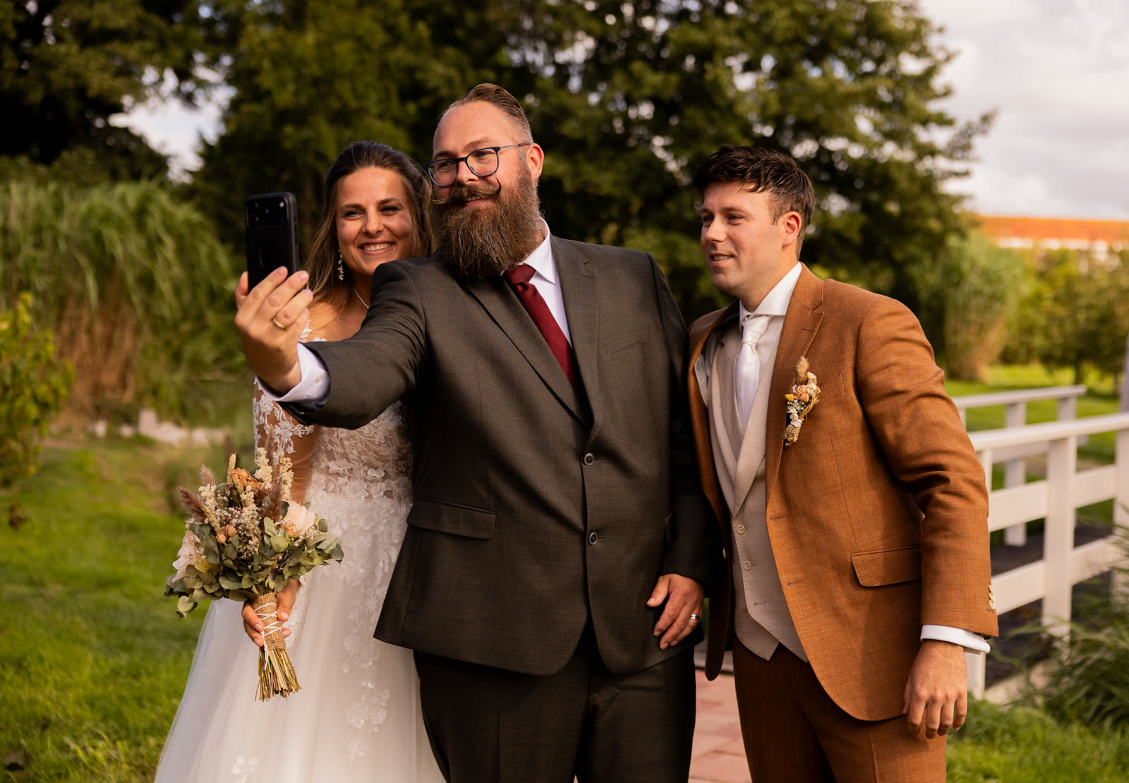 Selfiemoment van Jorg met het stralende bruidspaar