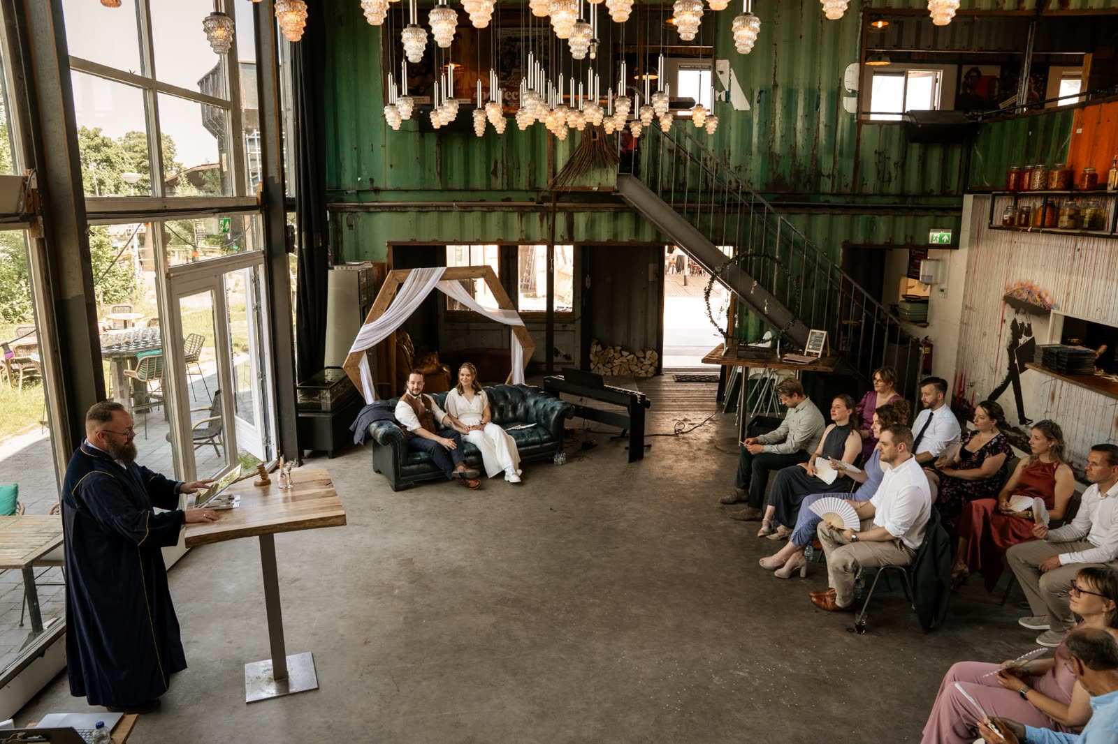 Overzicht van de loftceremonie met gasten